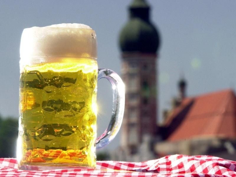 Die Maß Bier sollte man bei Hitze besser mit Bedacht trinken. Sonst steigt sie sehr schnell zu Kopf. Foto: Peter Kneffel