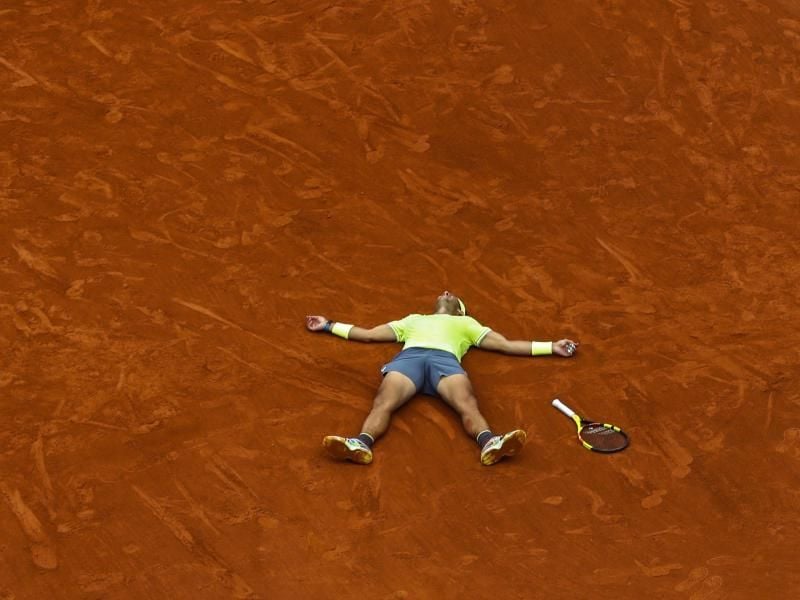 Nach seinem Sieg im Finale hat sich Rafael Nadal rücklings auf den Platz fallen lassen. Foto: Pavel Golovkin/AP