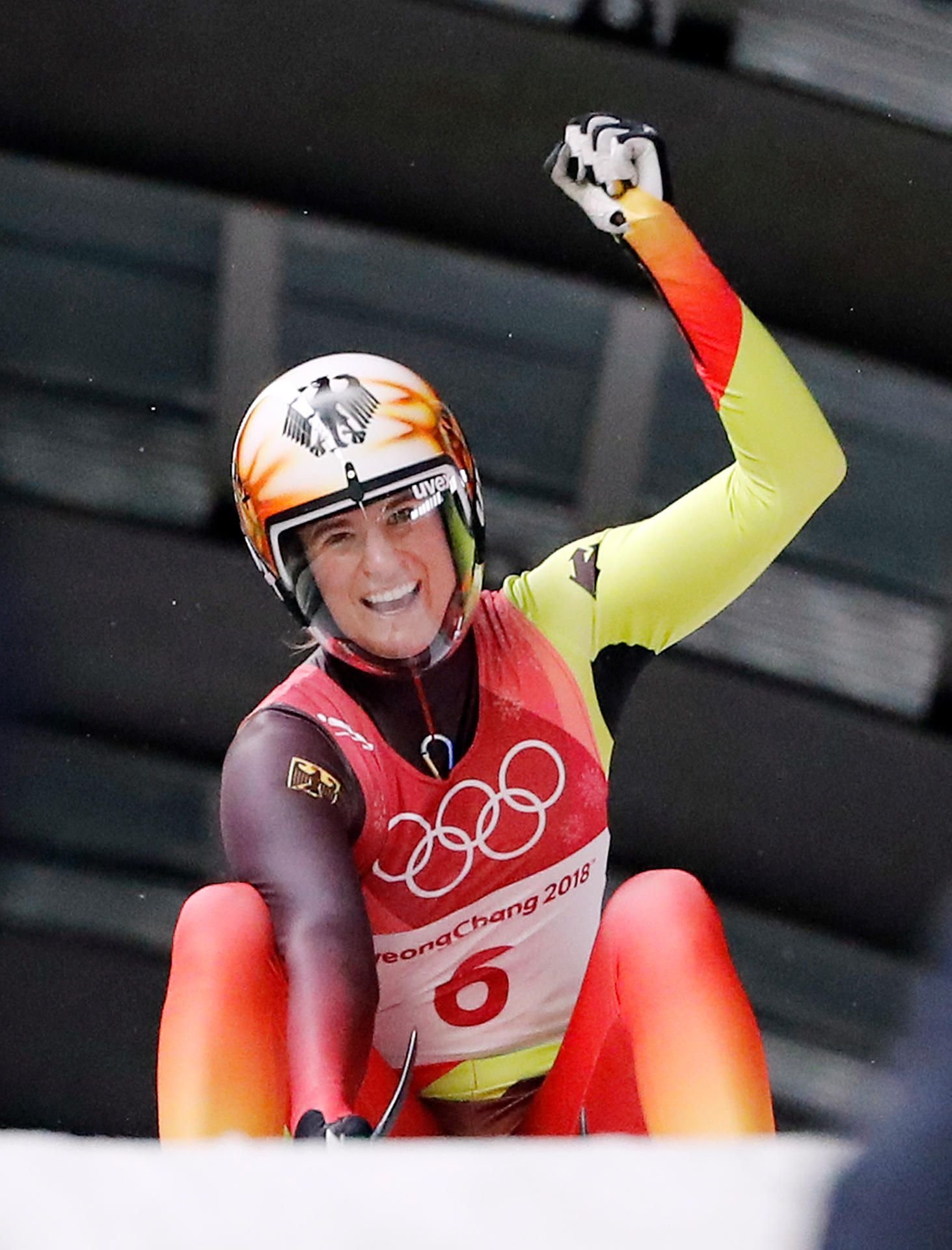 Natalie Geisenberger freut sich nach ihrem vierten Lauf über ihre Goldmedaille.