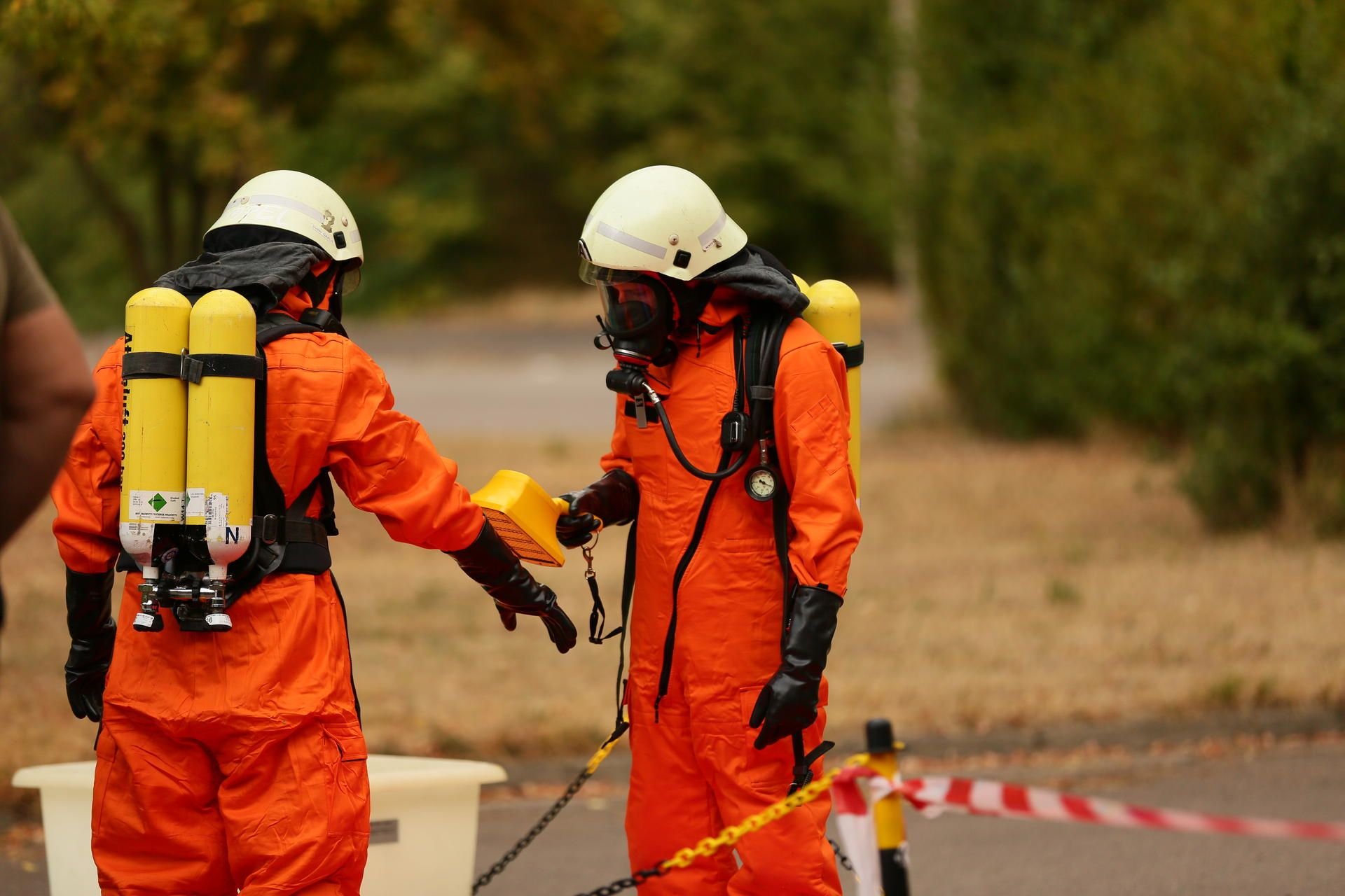 Feuerwehrleute waren mit Schutzbekleidung, Atemschutz und Strahlenmessgerät im Einsatz.