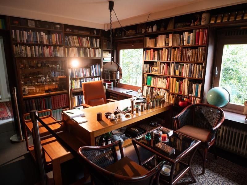 Das Arbeitszimmer im Haus von Ex-Bundeskanzler Helmut Schmidt. Das Wohnhaus von Ex-Bundeskanzler Schmidt ist von nun an regelmäßig für Führungen geöffnet. Foto: Daniel Reinhardt