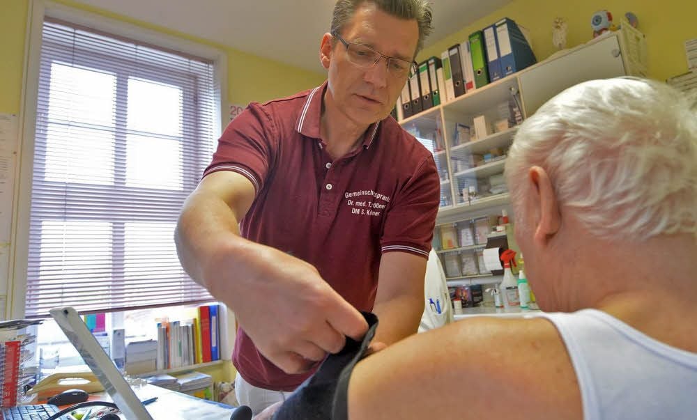 Tobias Krößner untersucht einen Patienten.