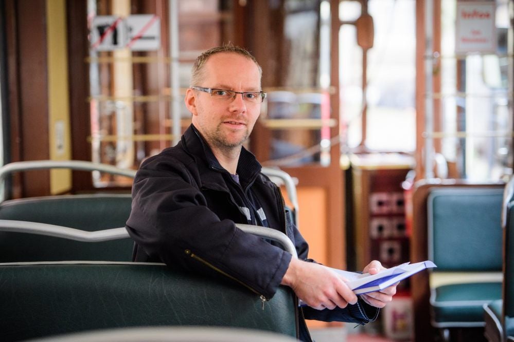 Mit der Unterstützung seines Onkels hat Straßenbahn-Mitarbeiter Mike Ewald ein Buch über die Naumburger Ille verfasst.