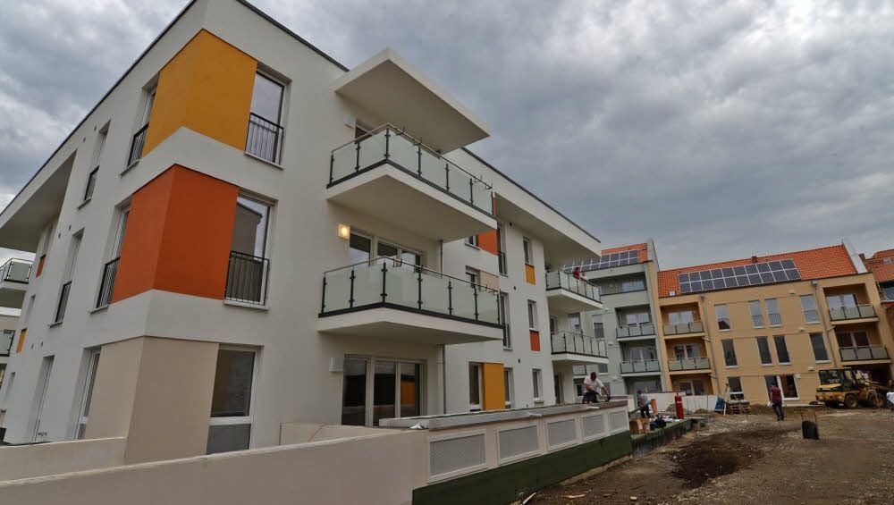 Während die Fassade an der Straße Über den Steinen dem historischen Vorbild nachempfunden ist, überzeugt das „Hinterhaus“ mit Modernität.