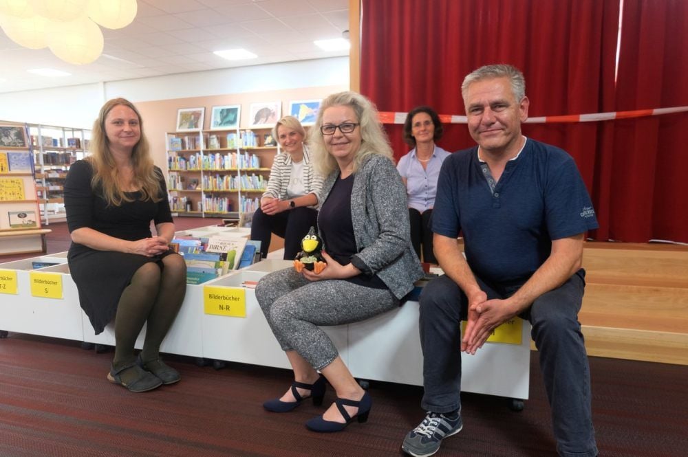 Antje Key (l.), Sylvia Kühl und Sabine Matzner (2.v.r.) freuen sich über die Unterstützung der Stadt- und Kinderbibliothek durch den Autor Stefan Rühlmann sowie Jeannette Wolf (Mitte), die die Figur ersteigert hat.