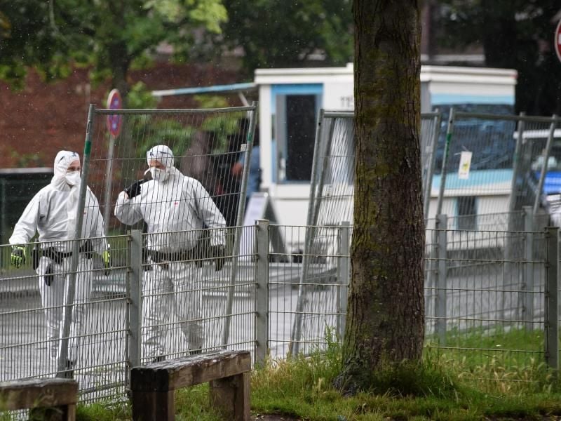 Angesichts von neuen Coronavirus-Infektionen in dem Hochhaus ist der Gebäudekomplex vollständig unter Quarantäne gestellt worden. Foto: Swen Pförtner/dpa