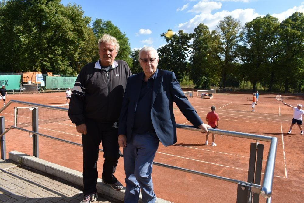 Ralf Steinbach (l.), sportlicher Leiter beim TC Sandanger, und Vereinschef Michael Schneider freuen sich auf die Festwoche am Sandanger.
