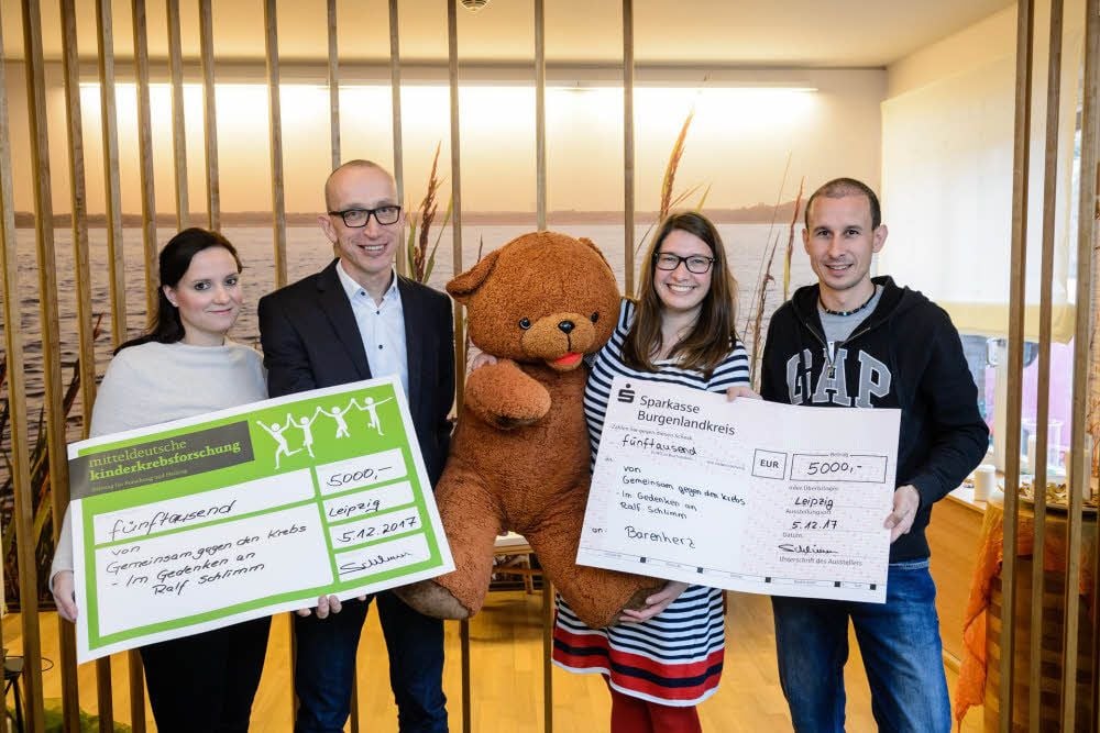Simone Schlimm (l.) und Nicky Hellfritzsch (r.) übergeben an Ulrike Herkner und Peter Männig die beiden Schecks.
