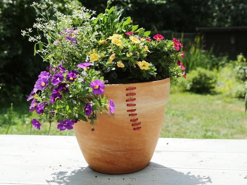 Ein Riss im Blumentopf lässt sich nähen. Die Naht ist zugleich ein ungewöhnlicher Hingucker. Foto: www.diy-academy.eu