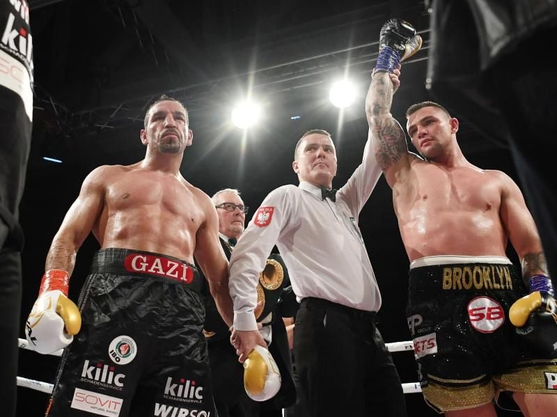 Firat Arslan (l) und der Südafrikaner Kevin Lerena (r) mit Ringrichter Leszek Jankowiak (m). Foto: Marijan Murat/dpa