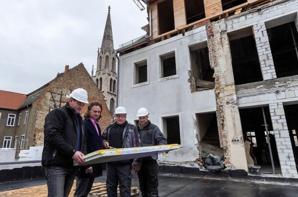 Es ist noch viel zu tun am ehemaligen Hotel. Bauunternehmer René Büchner, Architekt Frank Mühler, Polier Peter Max und der Italiener Michele Sassa (v.l.) bei der Baubesprechung.