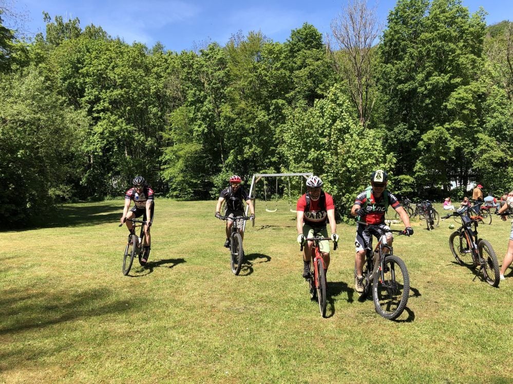 Die „Bier-Biker“ aus Quedlinburg starten nach der Rast beim „Falken“ - es geht durch das Selketal.
