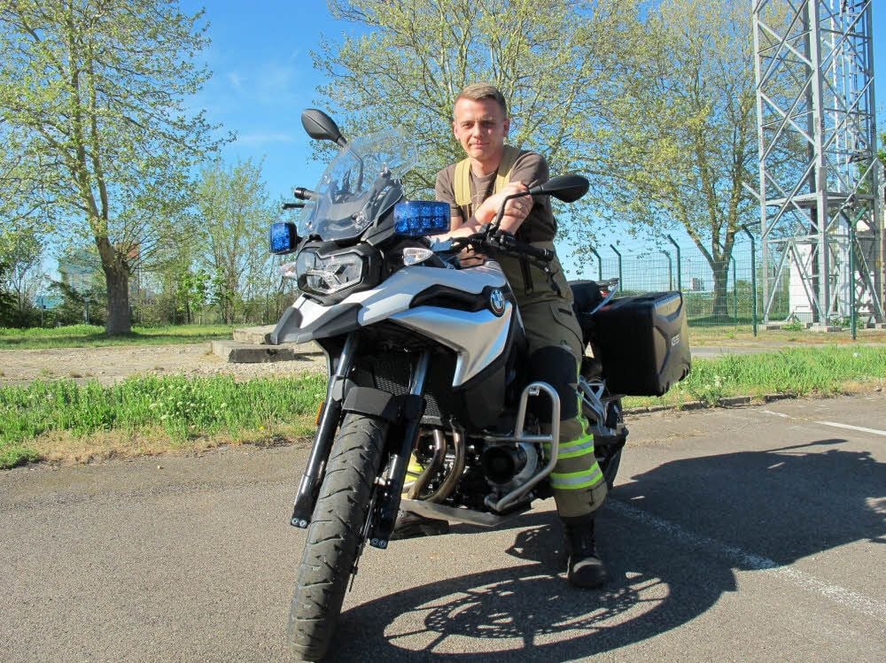 Mario Bach auf einem der beiden neuen Katastrophenschutz-Motorräder