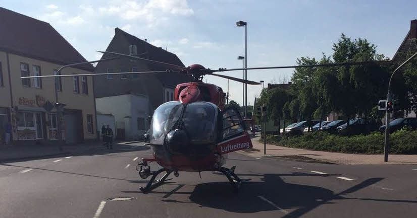 Ein Rettungshubschrauber aus Oppin ist auf der Kreuzung am Platz des Friedens in Könnern gelandet.
