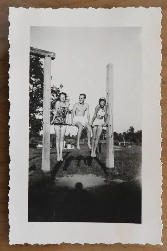 Eva Rauchfuß (links) mit Freunden auf dem Vereinsgelände.