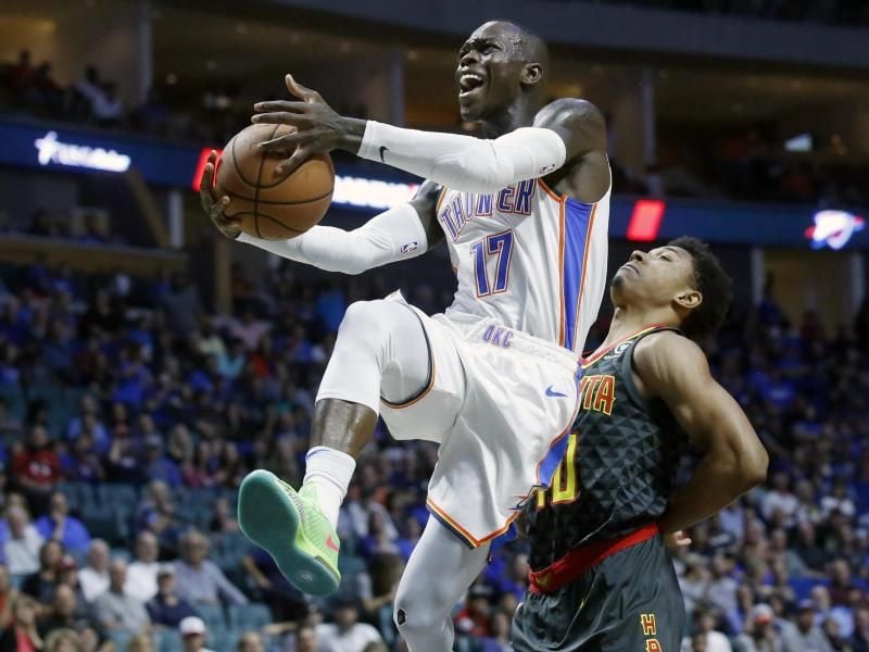 Dennis Schröder von den Oklahoma City Thunder zieht zum Korb. Foto: Sue Ogrocki/AP