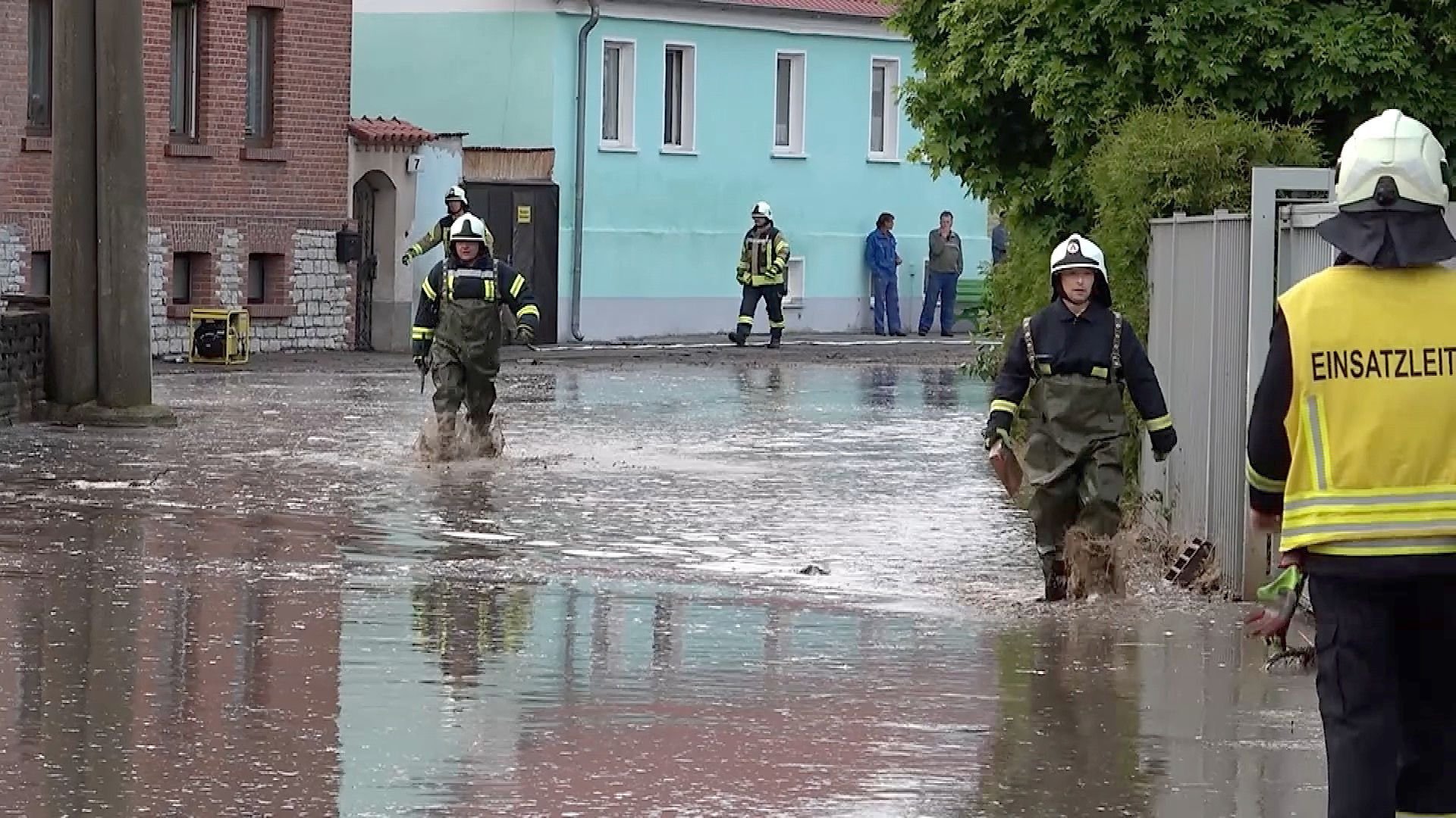 30 Minuten Starkregen reichten aus und Klein-Mühlingen stand am Dienstagabend unter Wasser.