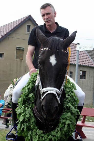 Henry Wagenknecht mit seinem Pferd bei der Siegerehrung