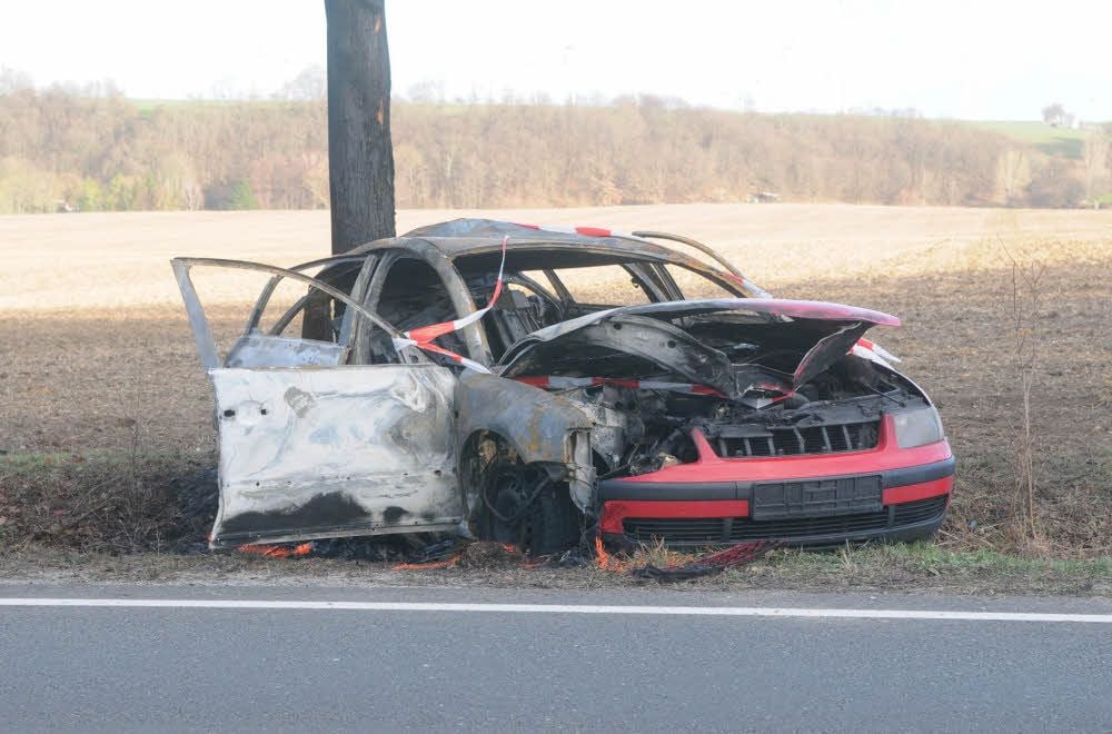 Der VW Passat brannte aus, eine Person wurde getötet.