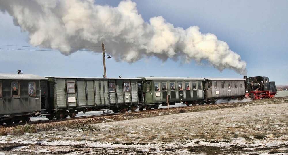 Regelmäßig dampft die Bergwerksbahn durch die Landschaft.