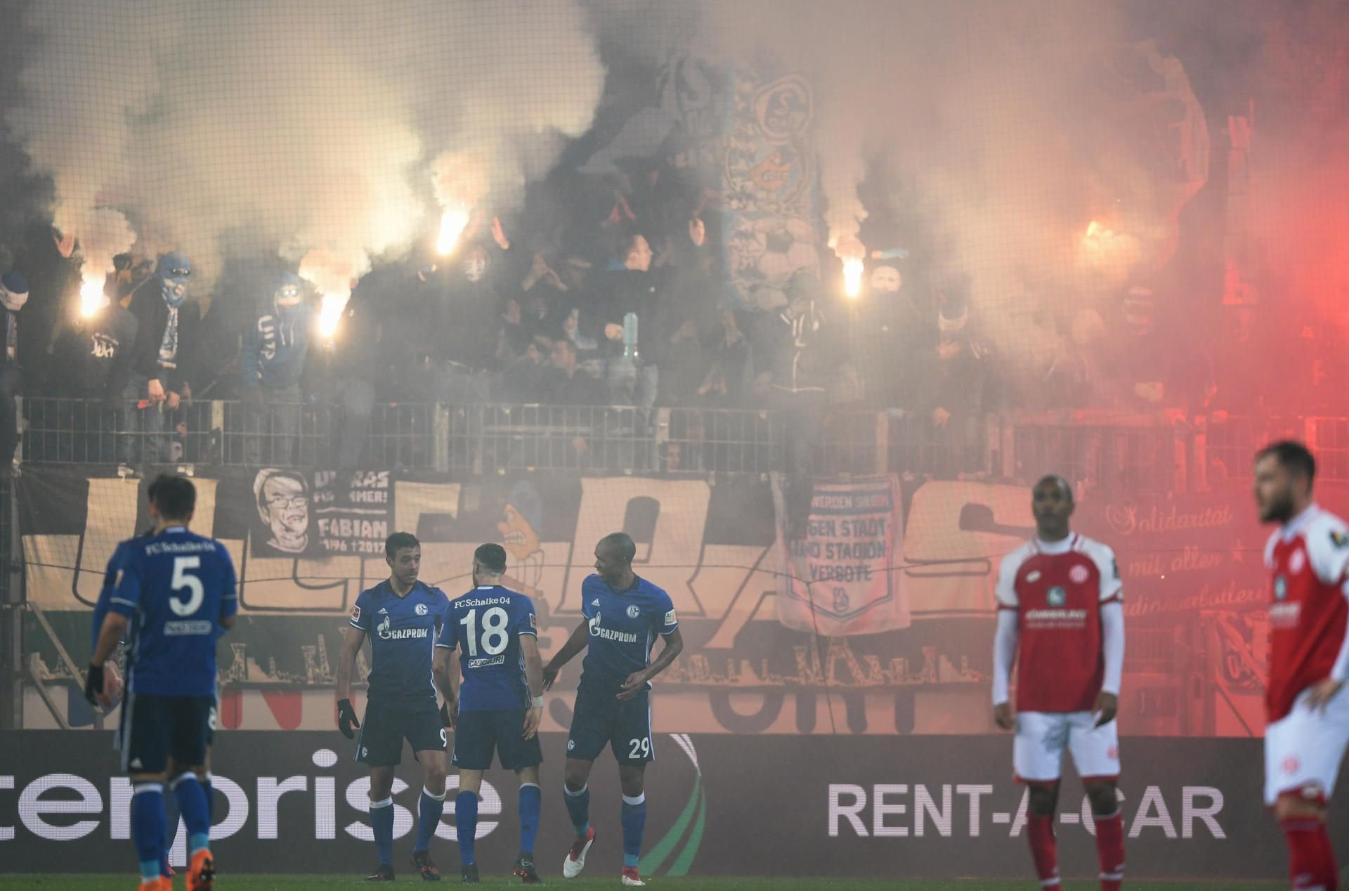 Die Schalker jubeln nach dem 1:0 vor dem Fanblock, wo die Fans Pyrotechnik gezündet haben.