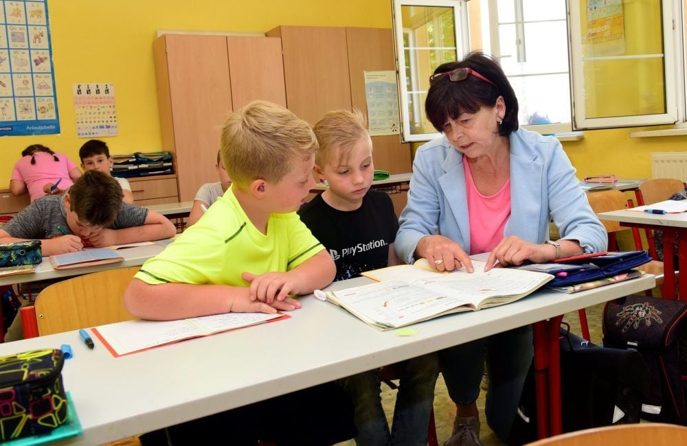 In der Grundschule Röblingen geht der Unterricht für 106 Schüler weiter. Christina Knab lehrt Deutsch.