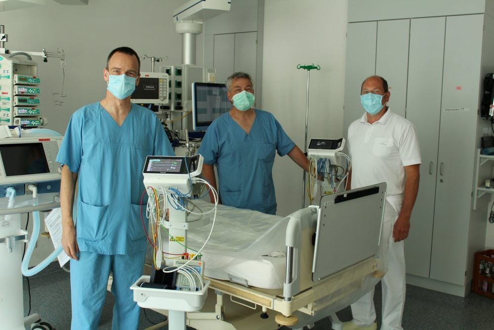 Vom Land Sachsen-Anhalt sind dem Paul Gerhardt Stift zwei dieser mobilen Überwachungsmonitore zur Verfügung gestellt worden, hier mit Michael Kummer (links), Oberarzt der Klinik für Anästhesiologie und Intensivmedizin, Klaus Reichardt, Bereichsleitung Pflege der Intensivstation und Steffen Simon (rechts), Leiter der Biomedizintechnik.