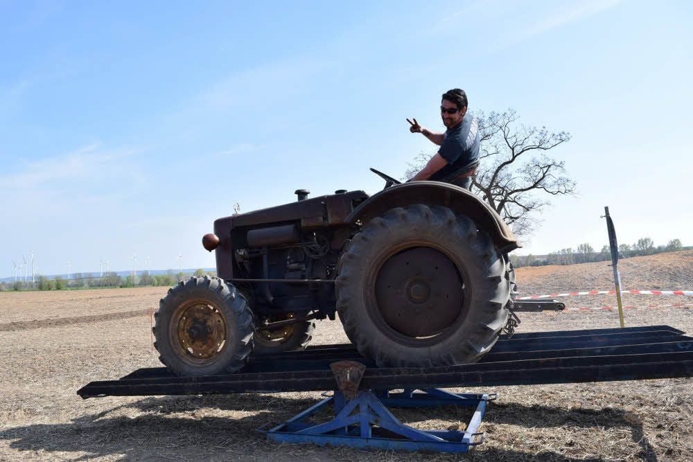Sascha Klettner hält beim Geschicklichkeitstest den Traktor in der Waage.
