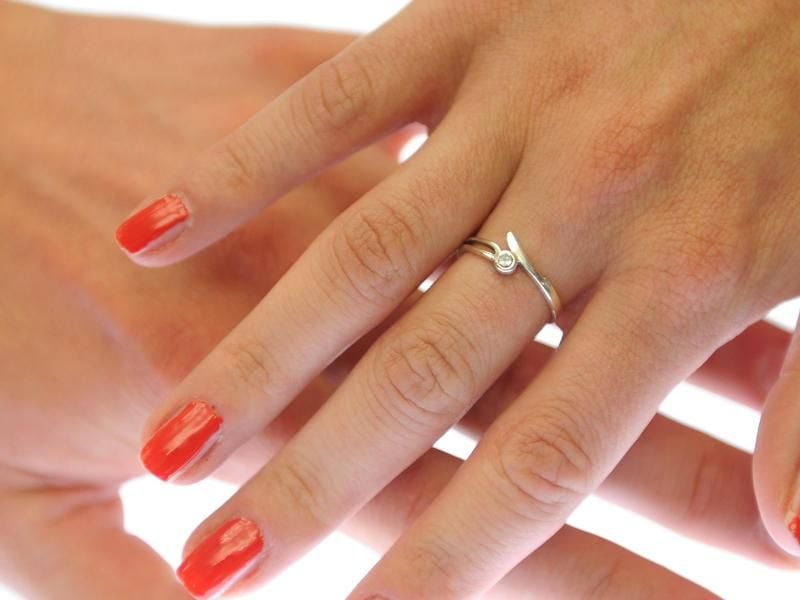 Steife Finger können ein Anzeichen für Arthrose oder auch Arthritis sein. Foto: Britta Pedersen