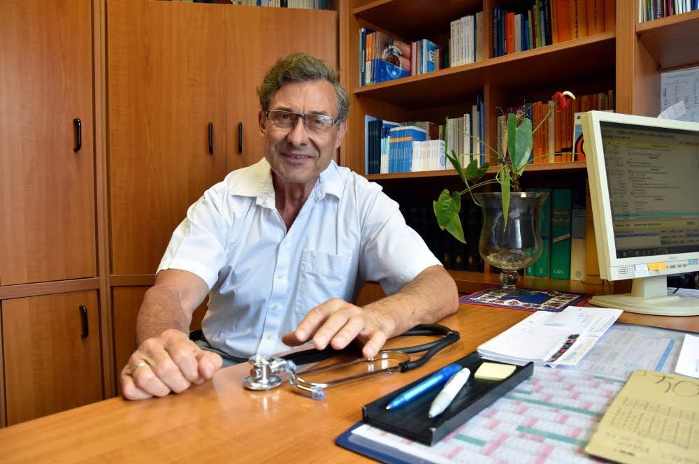 Dieses Bild gehört inzwischen der Vergangenheit an: Der Arzt Dr. Volker Schlegel hat sich in den Ruhestand verabschiedet.