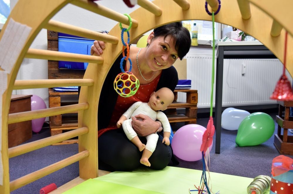 Maria Baresch hat ein buntes Sortiment an Spielsachen, mit denen sie Babys ab sechs Monaten Anregungen zur Bewegung bietet.