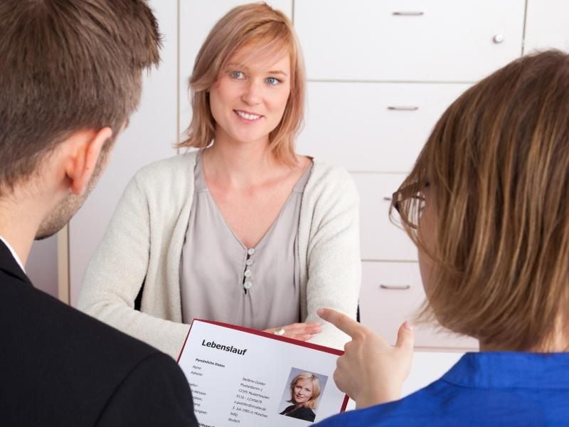 Bewerber sollten im Vorstellungsgespräch zu ihrer Nervosität stehen. Die meisten Personaler dürften darauf mit Verständnis reagieren. Foto: Christin Klose/dpa-tmn
