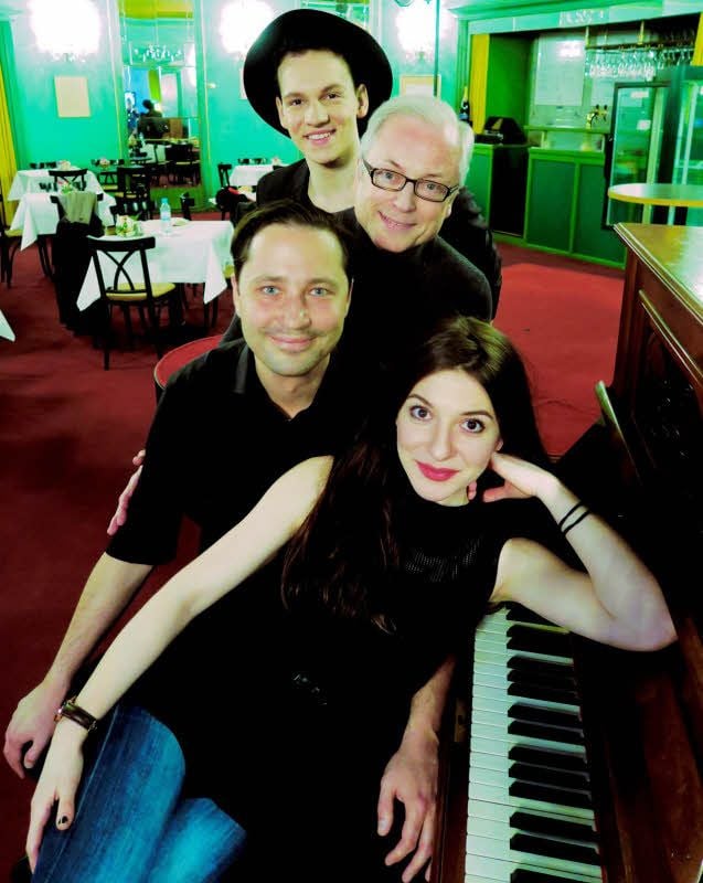 Das Clack-Theater Wittenberg kündigt ein Gastspiel von Hans-Jürgen Schatz (mit Brille), Sophia Euskirchen, Markus Fetter (hinten) und Nikolai Orloff an. Am 25. März präsentieren sie das Programm „Nollendorfstr. 17“.