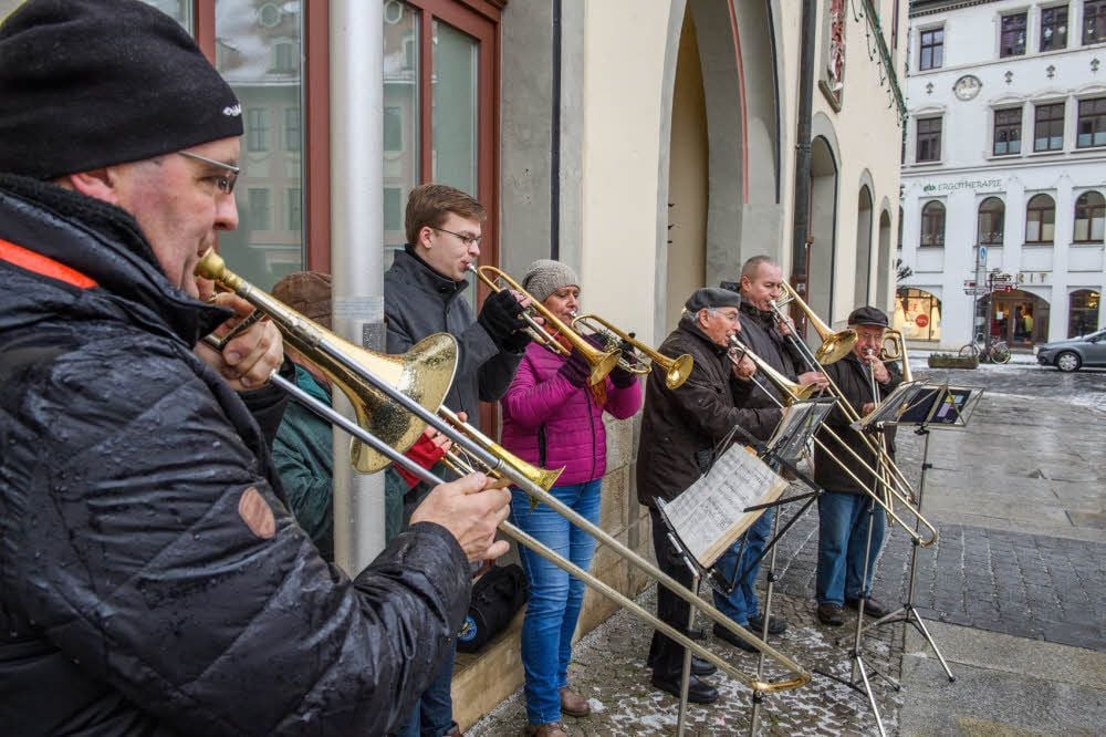 Trotzt dem miesen Wetter und bläst zum traditionellen Taubenmarkt-Empfang in der Rathausdiele: der Flemminger Posaunenchor.