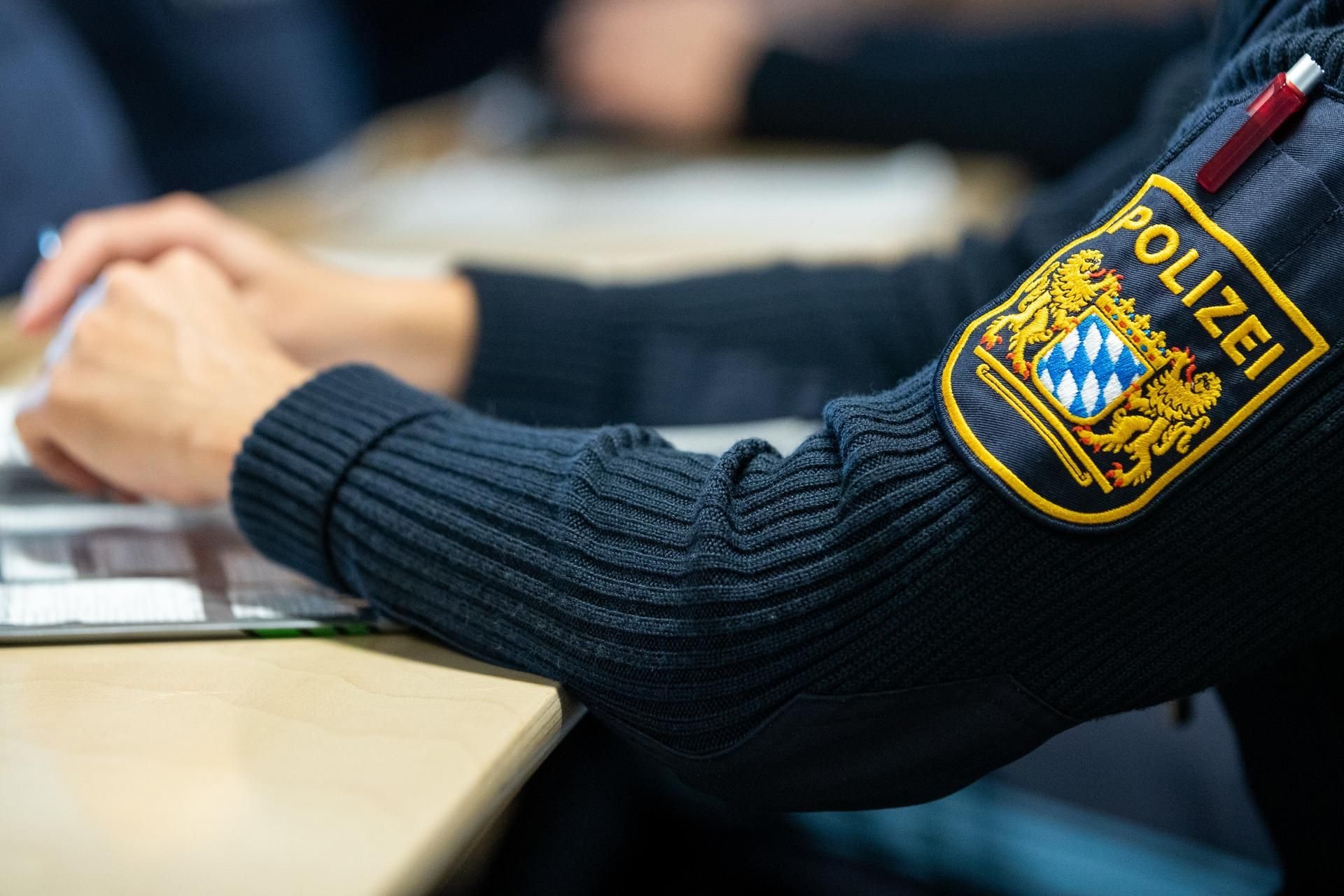 Auf einer Corona-Demo in Augsburg hat ein fränkischer Polizeibeamter eine Rede gehalten. (Symbolbild)