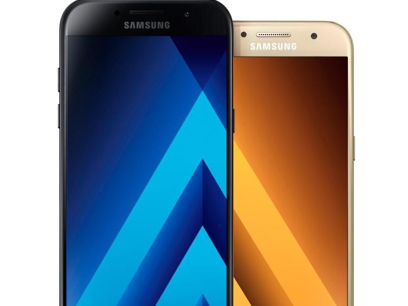 Zum Start ins neue Jahr präsentiert Samsung zwei neue Mitglieder der Galaxy-Familie. Das Galaxy A5 (l) und das Galaxy A3 bieten als neue Modelle der Galaxy A-Serie Gehäuse aus Glas und Metall und hochwertige Kameratechnologie. Foto: Samsung