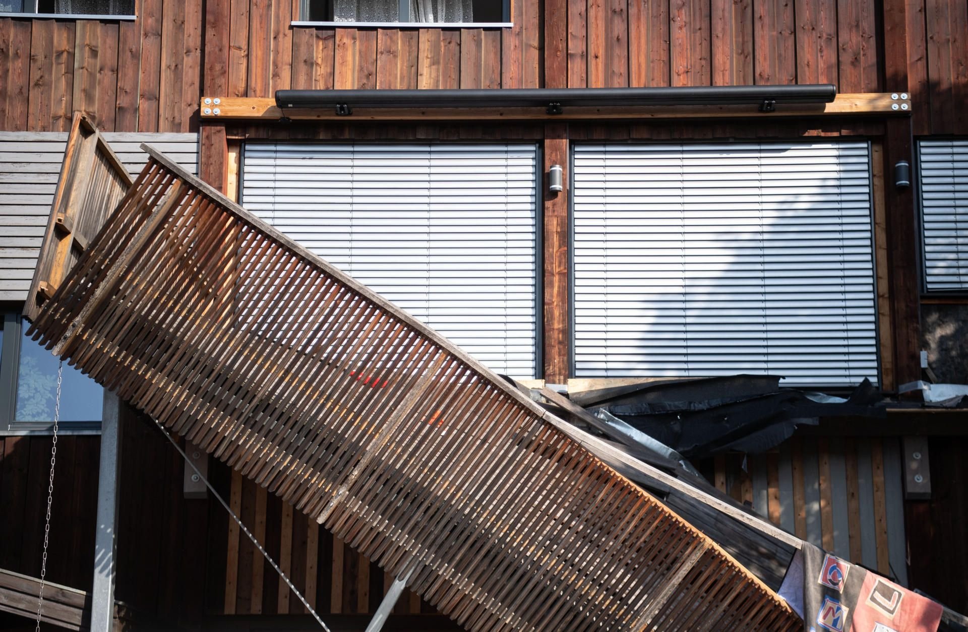 Ein Balkon aus Holz ist in Stuttgart eingestürzt.