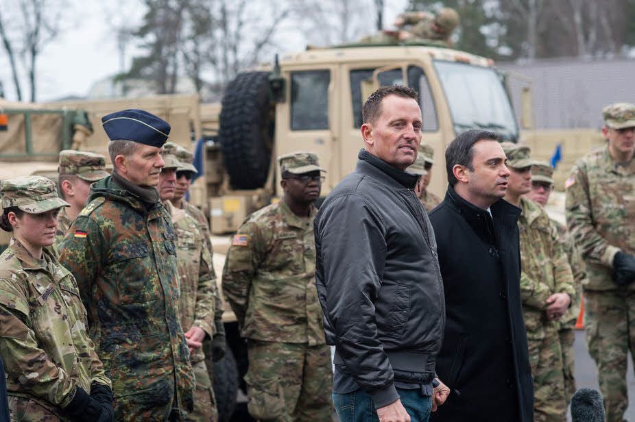 Botschafter Richard Grenell (M.) am Freitag beim Besuch in der Clausewitz-Kaserne in Burg.