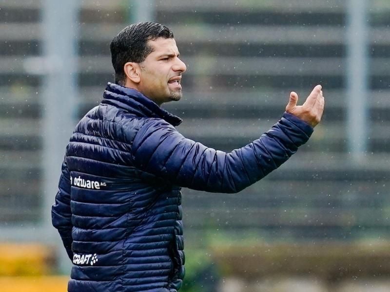 Darmstadts Trainer Dimitrios Grammozis gestikuliert am Spielfeldrand. Foto: Uwe Anspach/dpa-Pool/dpa/Archivbild
