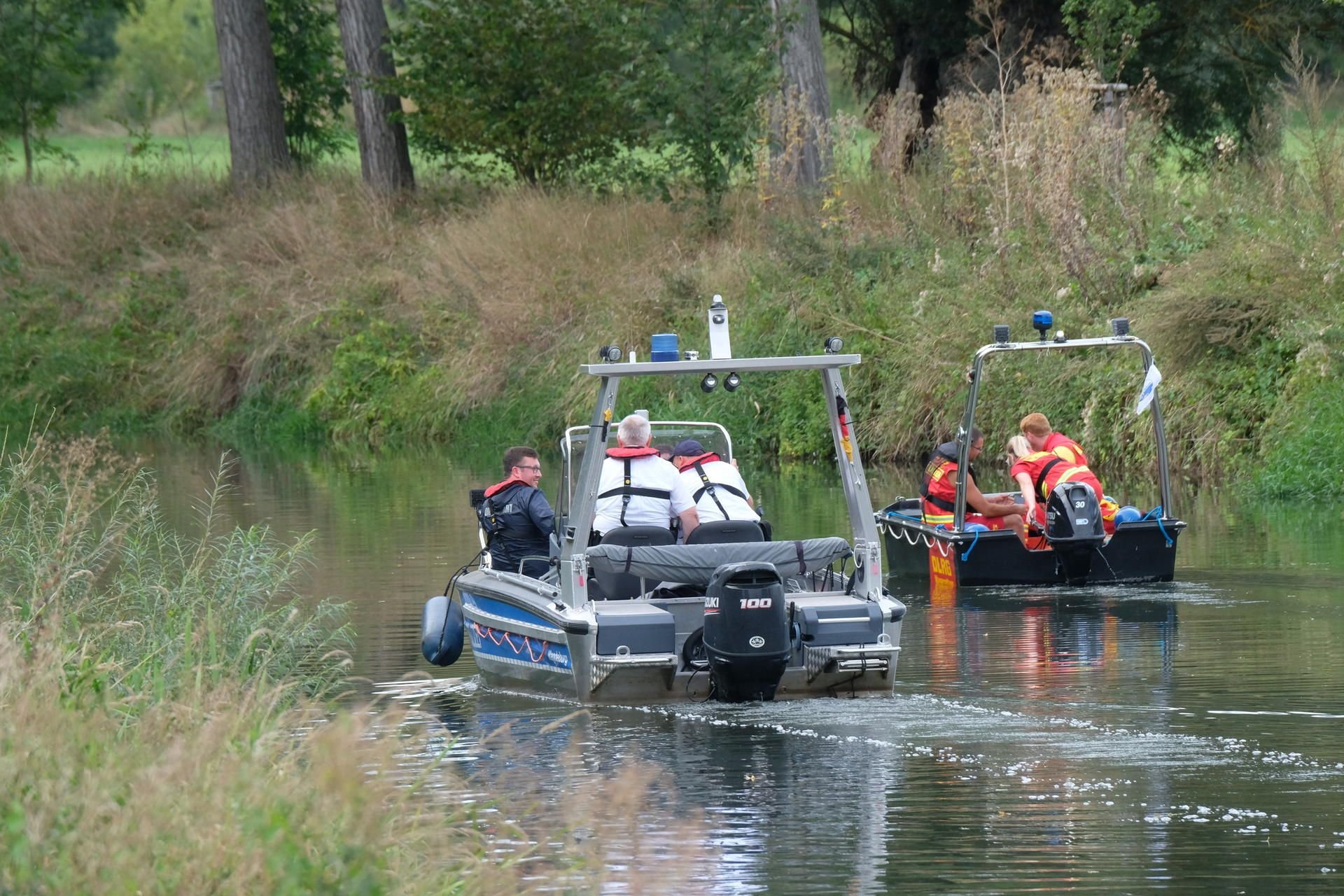 Boote der Wasserschutzpolizei und der Deutschen Lebensrettungsgesellschaft (DLRG) suchen auf der Unstrut nach einem Krokodil, das mehrere Zeugen gesehen haben wollen.