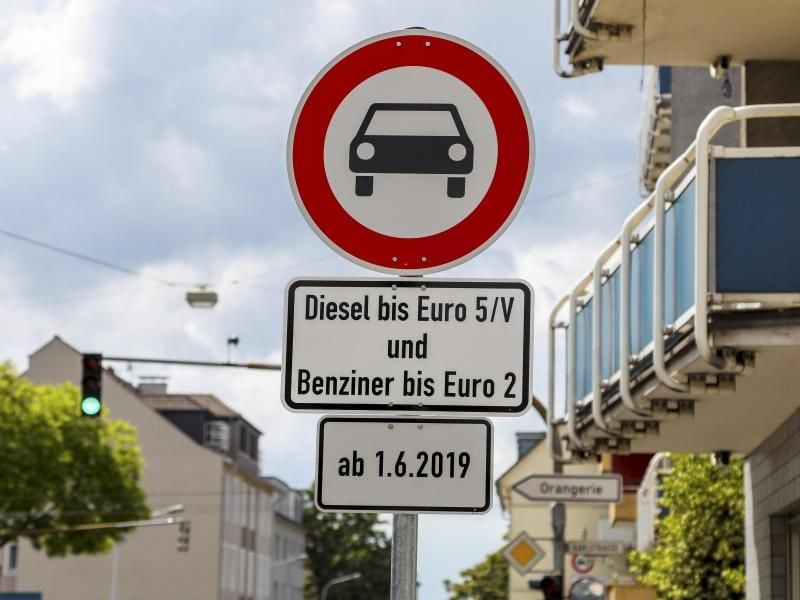 Schilder weisen in der Heinrichstraße auf das ab dem 01.06.2019 aufgrund zu hoher Stickoxid-Belastungen geltende Diesel-Fahrverbot hin. Foto: Guido Schiek/dpa/Archivbild