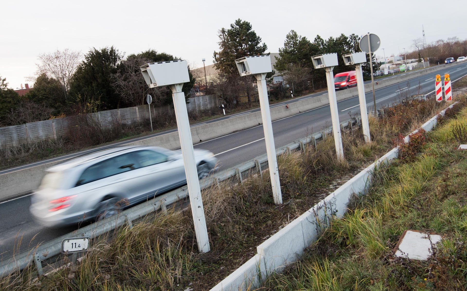 Streckenradaranlage auf der Bundesstraße B6 in der Region Hannover: Bei einem Streckenradar wird das Tempo von Autos über einen längeren Straßenabschnitt kontrolliert.