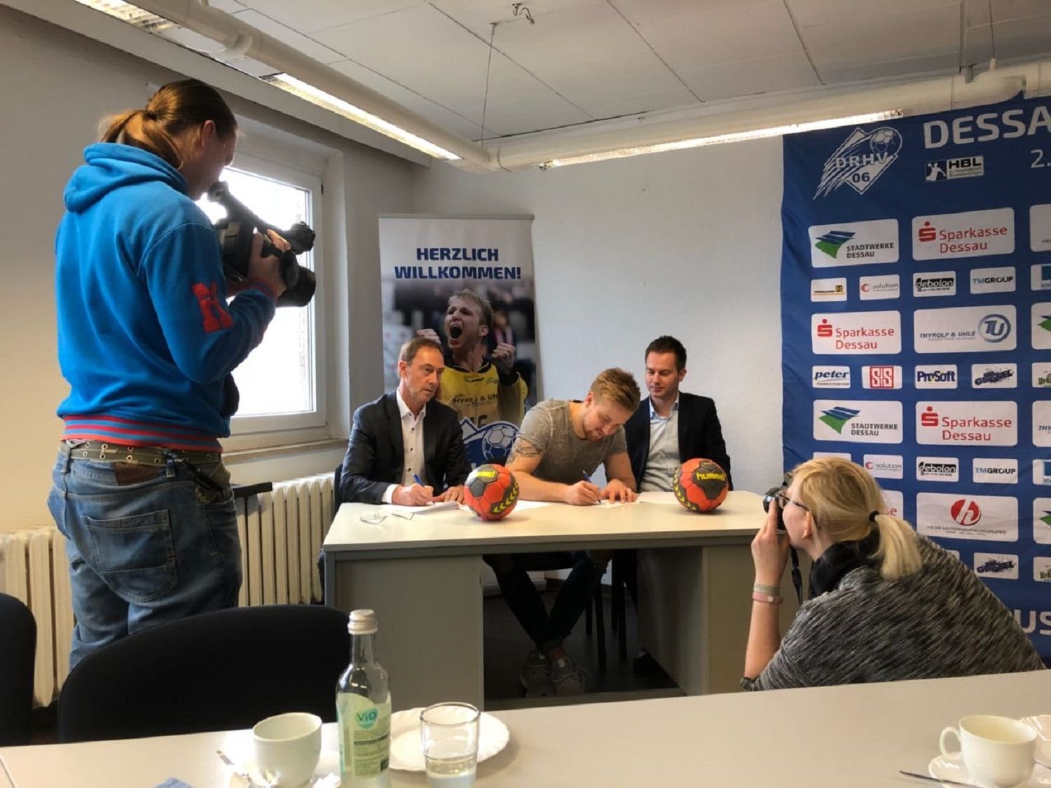 Max Scheithauer unterschreibt seinen neuen Vertrag - beobachtet von DRHV-Präsident Ralph Hirsch und Neu-Manager Christian Beutler.