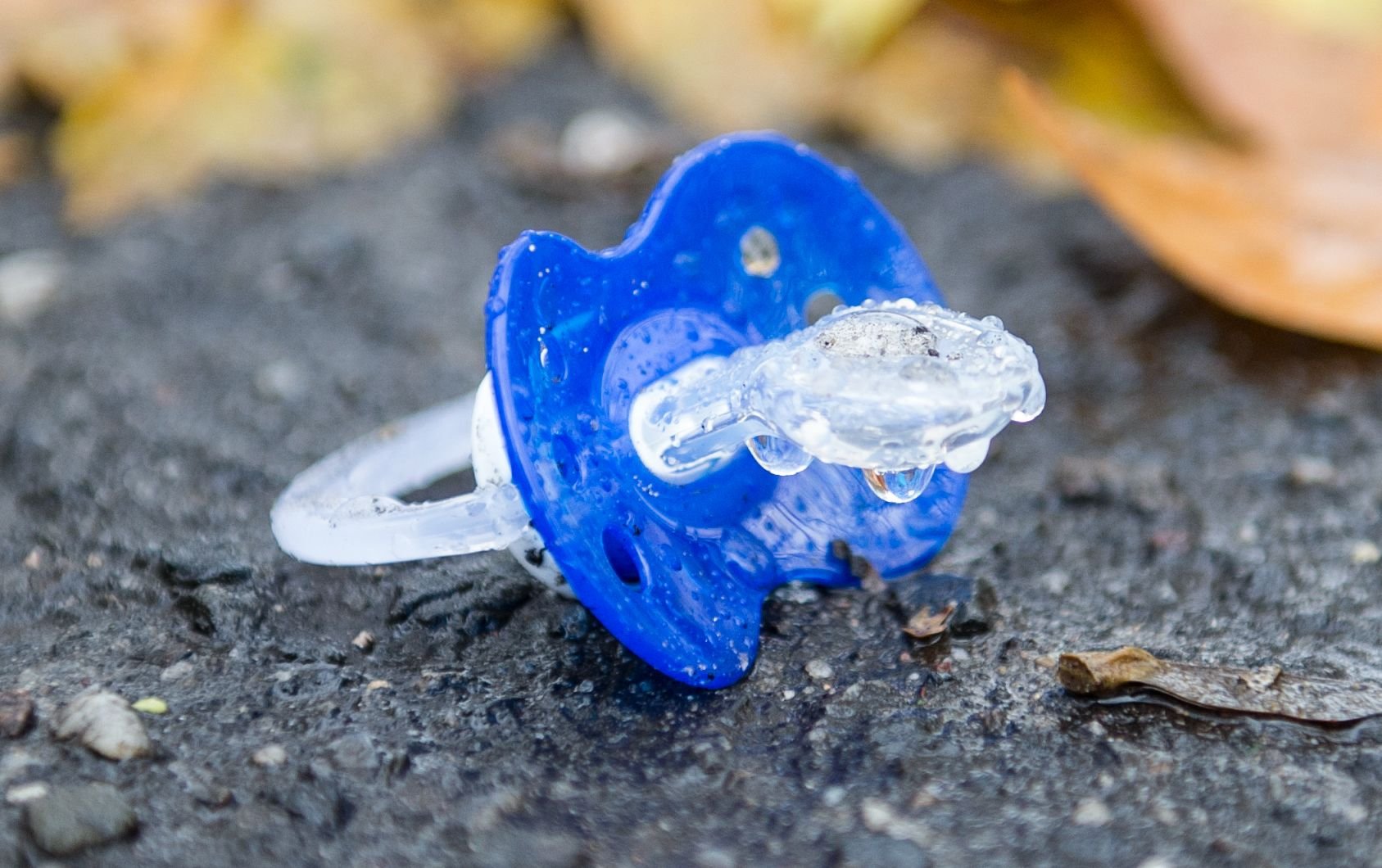 Was tun, wenn der Schnuller auf den Boden gefallen und weit und breit kein Waschbecken in der Nähe ist: ablecken oder nicht?