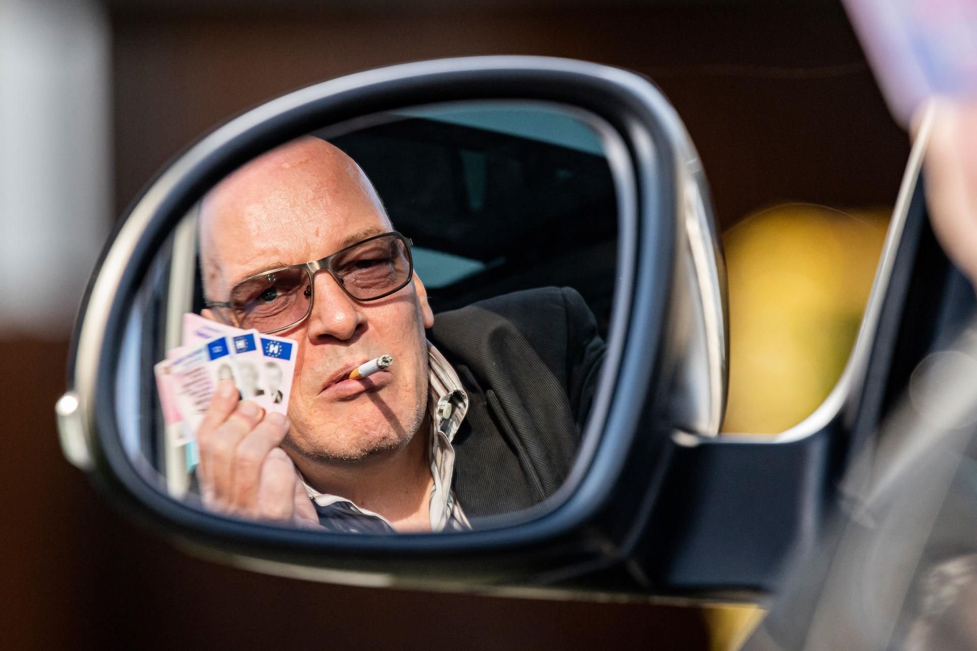 Rolf Herbrechtsmeier zeigt die EU-Führerscheine, die er zurückgehalten hat.