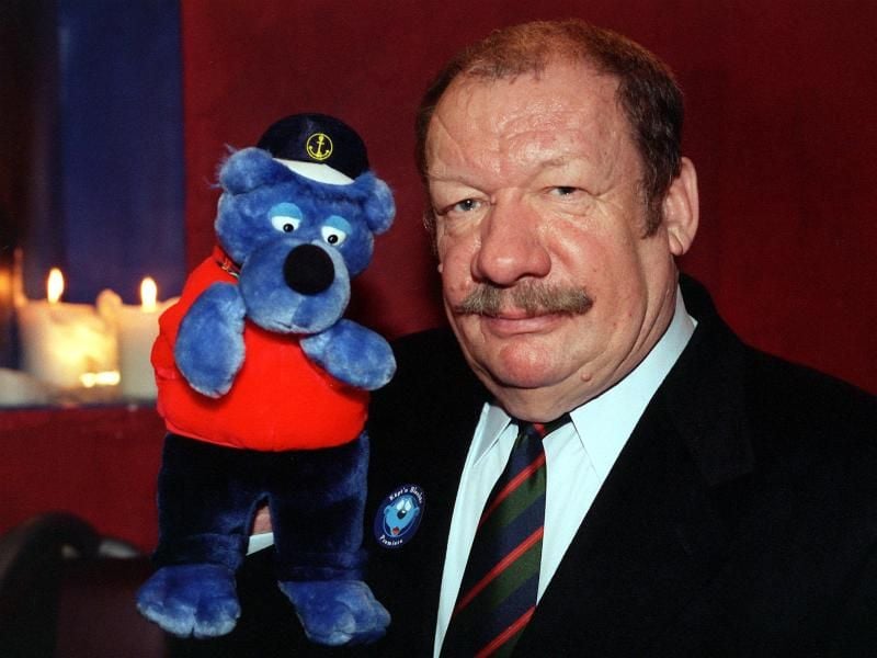 Wolfgang Völz mit einer Plüschfigur von Käpt'n Blaubär 1999. Foto: Bernd Thissen