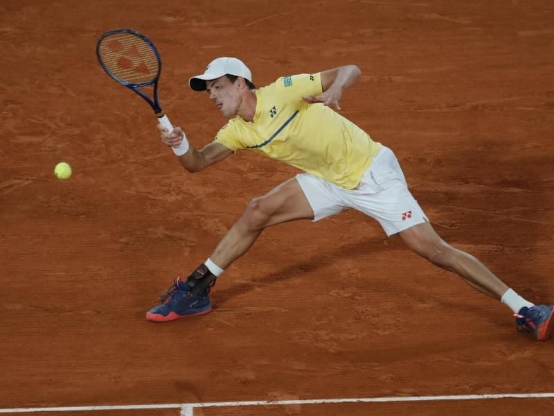 Daniel Altmaier unterlag dem Spanier Pablo Carreno Busta im French Open-Achtelfinale in drei Sätzen 2:6, 5:7, 2:6. Foto: Christophe Ena/AP/dpa