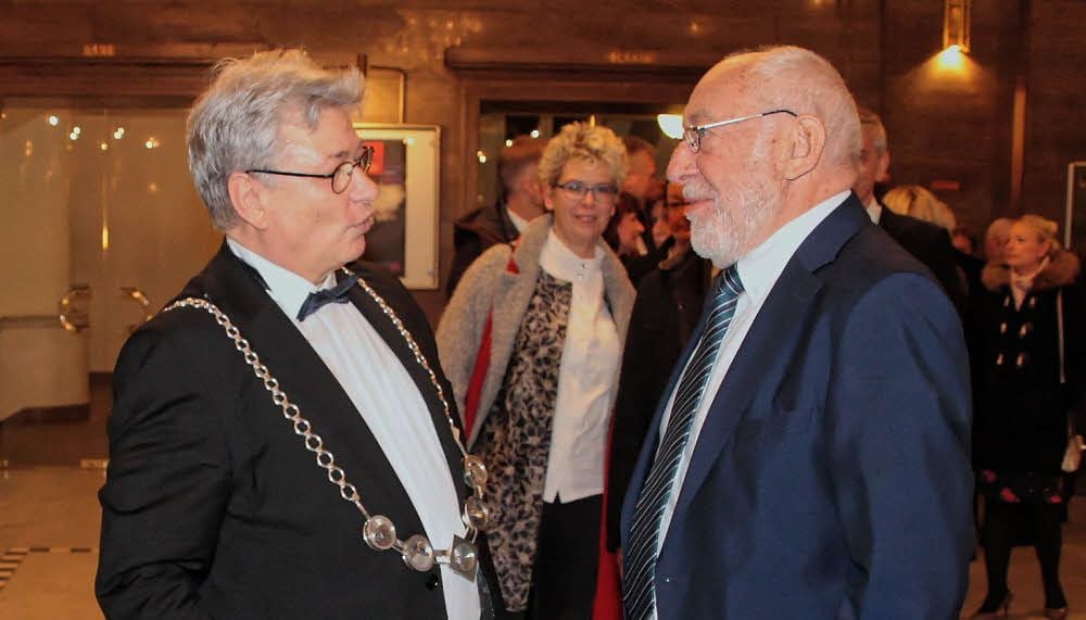 OB Peter Kuras begrüßt Dessau-Roßlaus Ehrenbürger Dieter Hallervorden im Foyer des Anhaltischen Theaters.