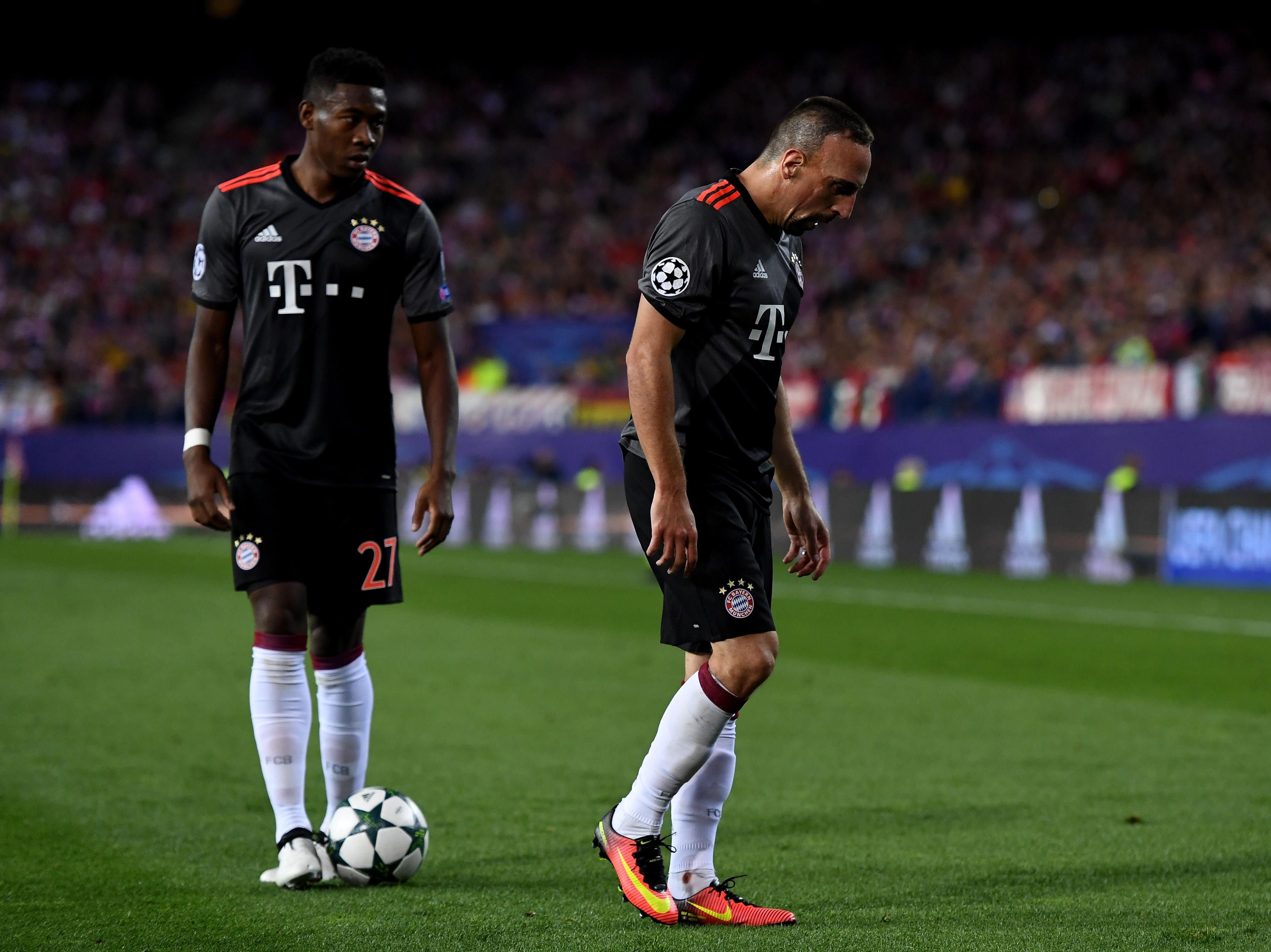 Niedergeschlagene Gesichter bei den Bayern-Spielern David Alaba und Frank Ribéry nach der ersten Pflichtspiel-Niederlage in der laufenden Saison.