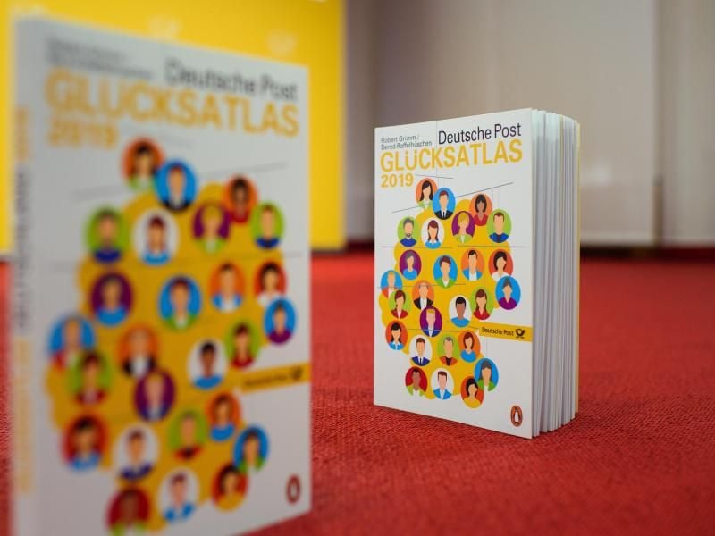 Der Glücksatlas 2019 der Deutschen Post steht im Haus der Bundespressekonferenz. Foto: Gregor Fischer/dpa